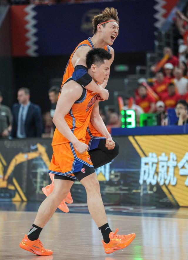 ESPN记者：湖人队内部人士暗示詹姆斯父子可能一起转投新球队