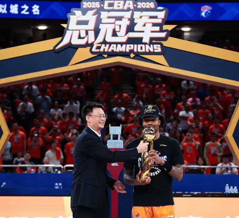 又一人重伤！快船米勒肩部手术至少休战半年：7月刚签3年合同